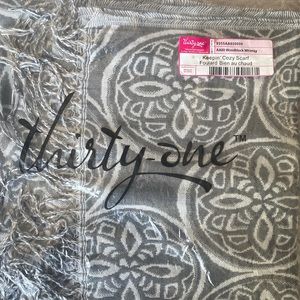 🔴SOLD🔴 NWT Thirty-One grey “Keepin Cozy” scarf
